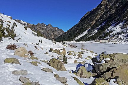 Lac de Gaube sous la neige