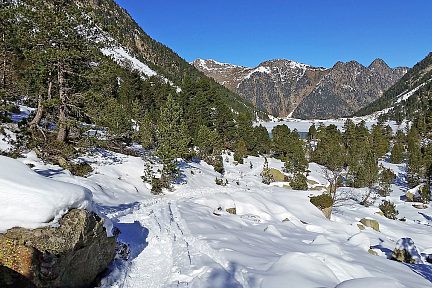Montée vers le refuge, on s'éloigne du lac