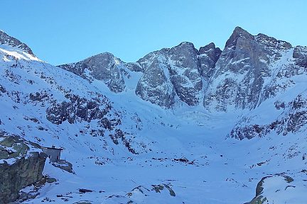 Ombre et froid sur le refuge du CAF