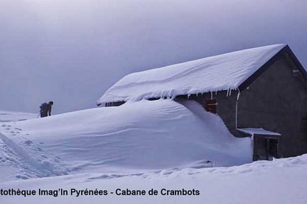 Cabane de Crambots sous une épaisse couche de neige