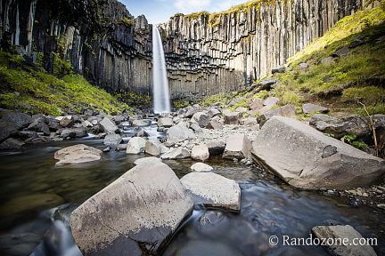 Cascade de Svartifoss en Islande
