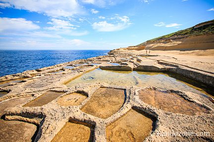 Passage le long des salines de Gozo