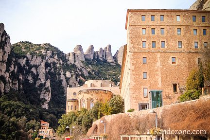 Monastère et montagnes