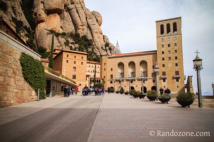 Dans les allées du monastère