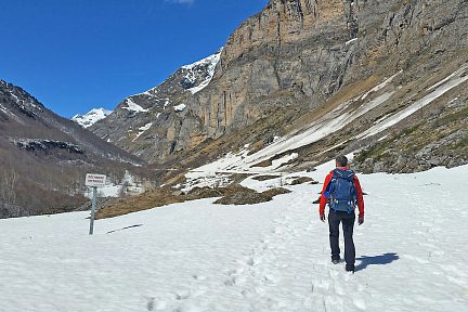 Dans la vallée, il y a encore de la neige