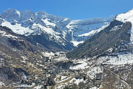 Avalanche dans le Cirque de Gavarnie enneigé