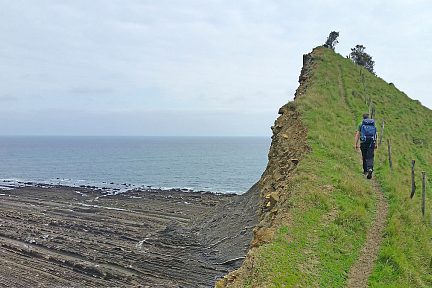 Montée à flanc de falaise sur le Flysch