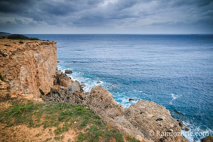 Randonnée sur les falaises de l'île de Malte