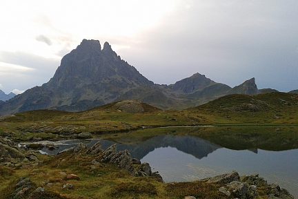 Vue sur le Pic du Midi depuis le lac du Miey