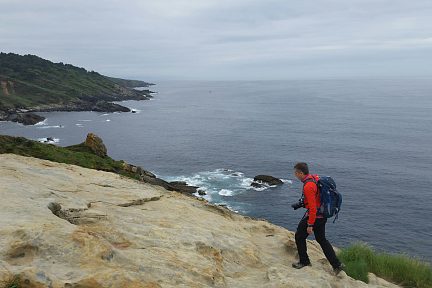Le long de la côte, entre roches et mer