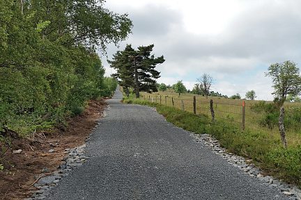 Le chemin qui mène au sommet du puy