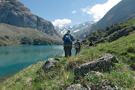 Randonneurs devant le lac des Gloriettes