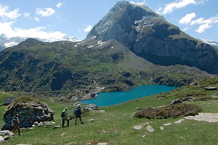Randonneurs face au lac des Gloriettes