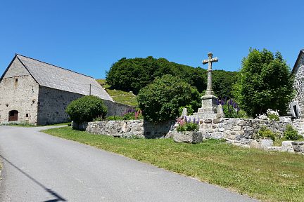 Le hameau avec la belle croix en pierre