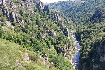 Le Bès coule au fond des gorges