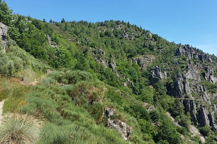 Le sentier surplombant les gorges