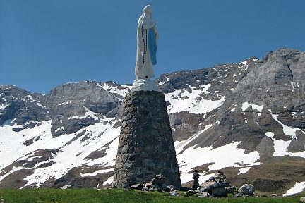 Vierge dans le cirque enneigé