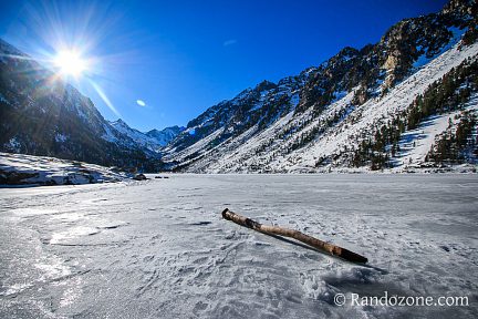Lac de Gaube sous la neige et la glace