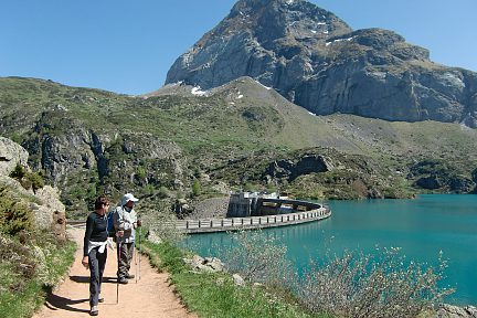 Nous randonnons le long du lac des Gloriettes
