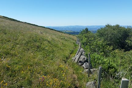 On longe le sentier le long de la barrière