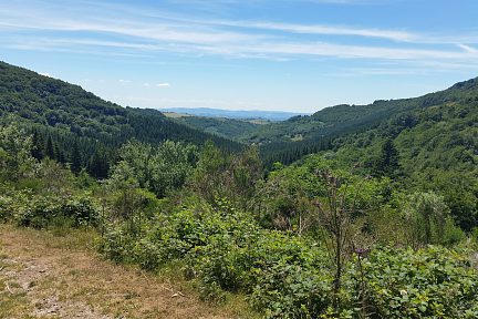On devine au loin le plateau de l'autre côté de la vallée