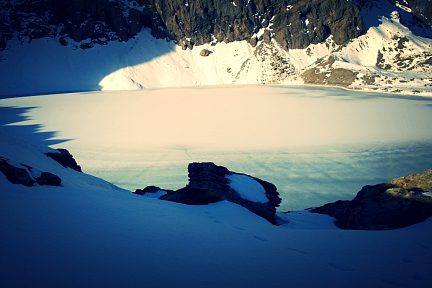 Lac de l'Eychauda sous la neige