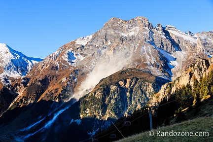 Derrière nous la montagne s'écroule