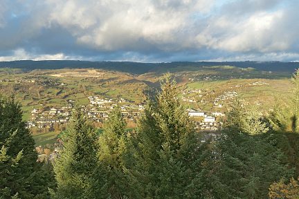 Vue depuis l'autre côté sur la ville