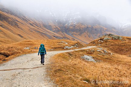 Début de la randonnée sous la pluie