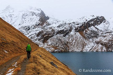 Nous longeons le lac de la Sassière
