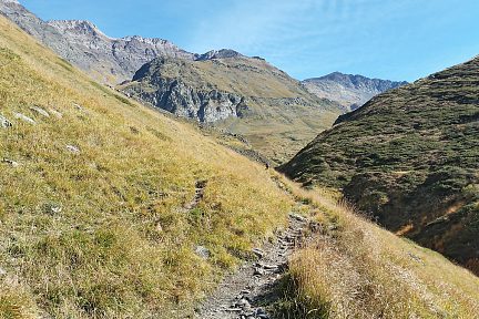 Le sentier qui descend des granges