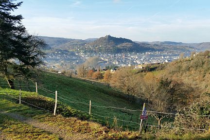 Le chateau des Seigneurs d'Olt au-dessus d'Espalion
