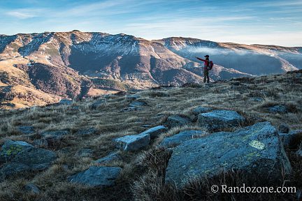 Cette randonnée dans le Cantal nous offre de superbes points de vue