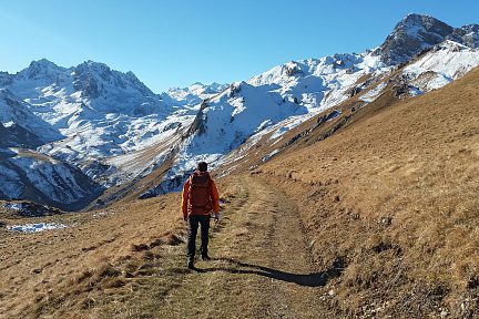 On se dirige vers la neige au loin