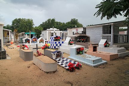 Passage dans le cimetière de Port-Louis