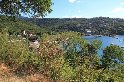 Le village de Deshaies au creux de la végétation