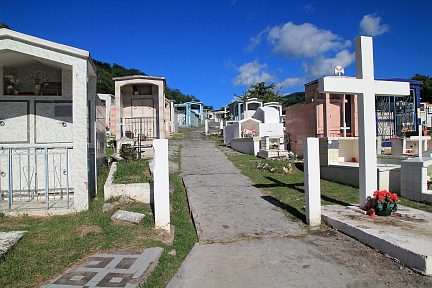 À l'intérieur du cimetière guadeloupéen