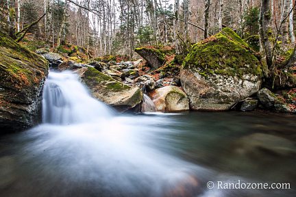 Grosse cascades dans le bois de Bué
