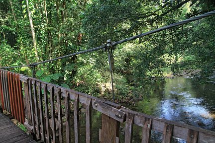 La rivière passe juste en-dessous