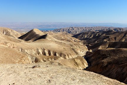 Vue sur la mer morte depuis le sentier d'Abraham en Palestine