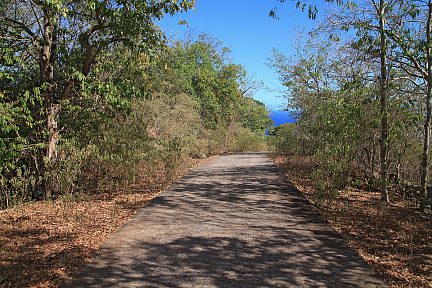 Petite route goudronnée du début à la fin de la rando