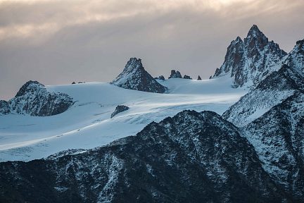 Très beau coucher de soleil sur l'Aiguille du Midi des Grands
