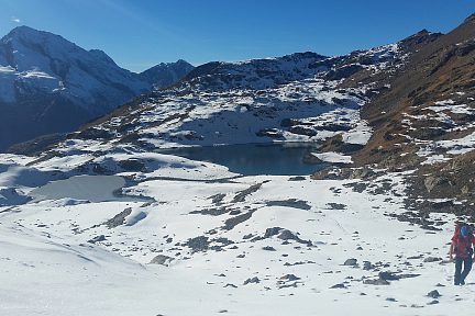 La montée au col au-dessus des lacs Verdet