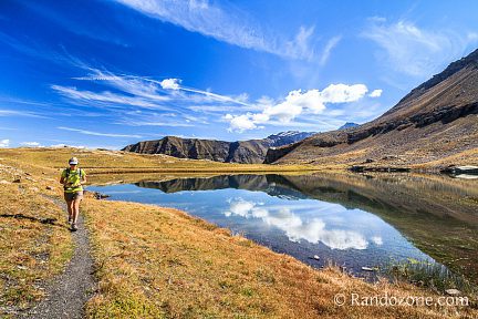 On longe le lac Faravel dans les Alpes