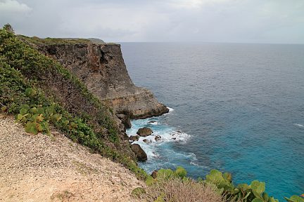 Eau turquoise au pied des falaises du nord de l'île