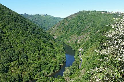 Au-dessus d'Entraygues, le Lot se dévoile