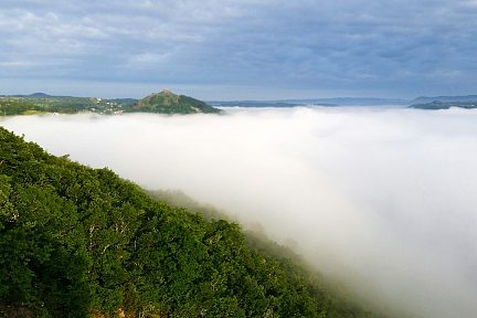 Le château de Calmont d'Olt émerge du brouillard matinal