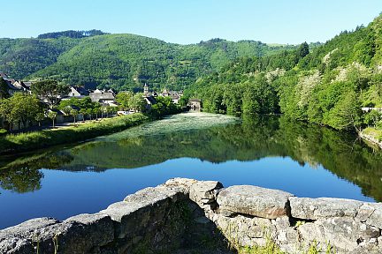 Vue sur le Lot depuis le pont à Entraygues
