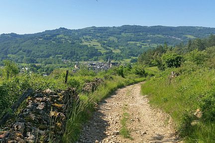 Le village de St Côme d'Olt en contrebas de la piste