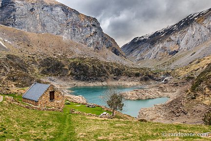 Grange au lac des Gloriettes dans les Pyrénées